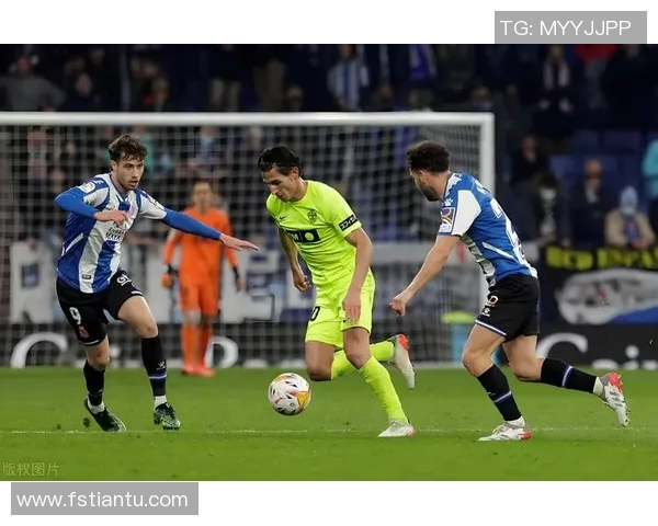 西班牙足球战术解析：防守反击策略在球队中的应用与效果分析